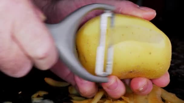 Mann Der Küche Schält Kartoffeln Mit Messer Schäler High Speed — Stockvideo