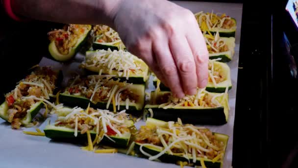 Προετοιμασία Κολοκυθιών Γεμιστών Κιμά Και Φρέσκα Λαχανικά Ψημένα Γκρατέν Τυρί — Αρχείο Βίντεο