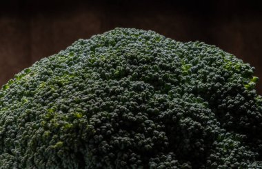 Geleneksel bahçeden yeni toplanmış taze sebzeler, buharda pişirilmiş sağlıklı yeşil brokoli. Kahverengi, klasik bir arka plan. Güzel Sanatlar..