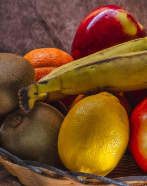 Taze meyve, kırmızı elma, kivi, kanarya muzları ve limon sahnesi..