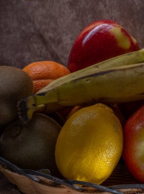 Taze meyve, kırmızı elma, kivi, kanarya muzları ve limon sahnesi..