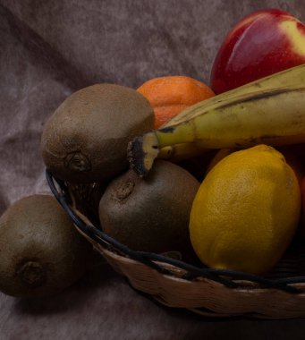 Taze meyve, kırmızı elma, kivi, kanarya muzları ve limon sahnesi..