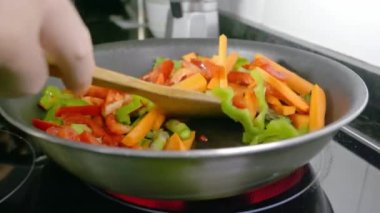 Izgaradaki sebze parçaları taze sebze sotesi hazırlıyor. Çok sağlıklı ve diyet için iyi.