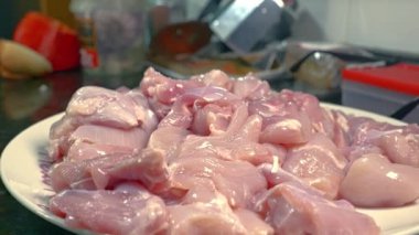 Aile yemeği için sebzeli tavuk pişiren kadın sahnesi.