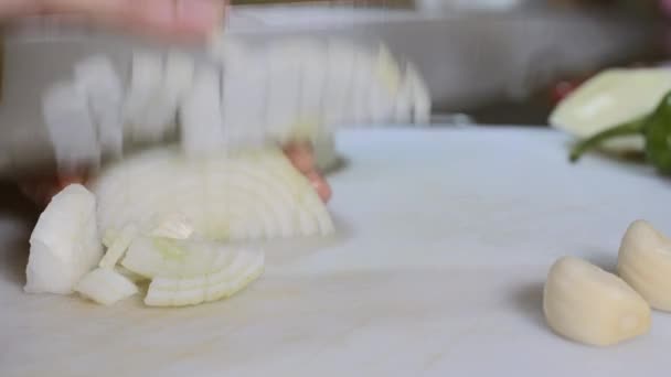 Scène Des Mains Femme Coupant Oignon Sur Planche Cuisine Couteau — Video
