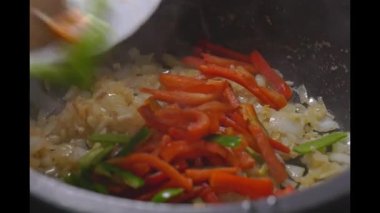 Escena de Verduras salteadas a fuego lento en cocina de lea en bosque. 