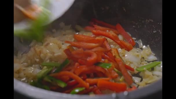 Escena Verduras Salteadas Fuego Lento Cocina Lea Bosque — Vídeo de stock