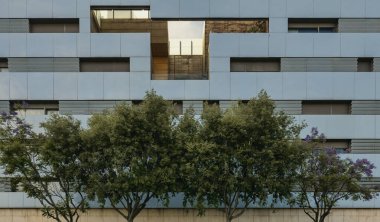 Renkli ve siyah beyaz kentsel mimari sahnesi, binalar, dokular güçlü kentsel doğa, gökdelenler ve mimari tasarım yansımaları. 