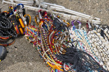 Satıcının kara eli, kumsalda çeşitli renkli güneş gözlükleri satıyor, Malaga - İspanya