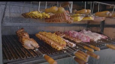 Izgarada pirzola. Sokak yemeği, yakın plan. Aşçı ızgarada ızgaranın üstünde ızgara hazırlıyor.