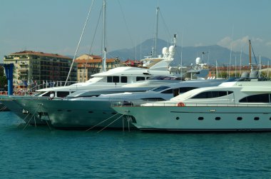 Port, Nice, Fransa parlak güneş ışığı altında beyaz yat rostrums