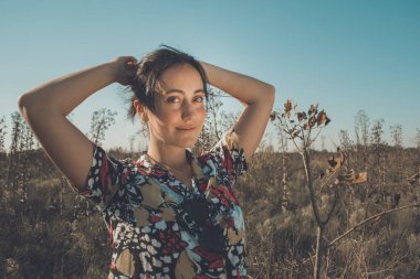 Renklerle dolu tarlada özgür kadınlar