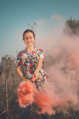 Renklerle dolu tarlada özgür kadınlar