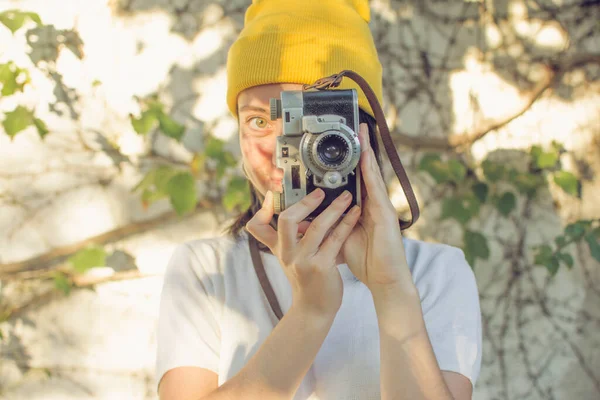 Женщина Фотографирует Старым Фотоаппаратом — стоковое фото