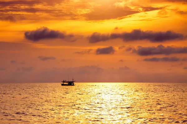 Sea evening on the calm waves. — Stock Photo, Image