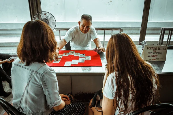 Tarot Falcı iki kadın.