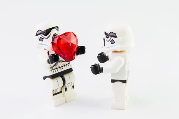 Lego star wars stormtrooper dar coração vermelho — Fotografia de Stock