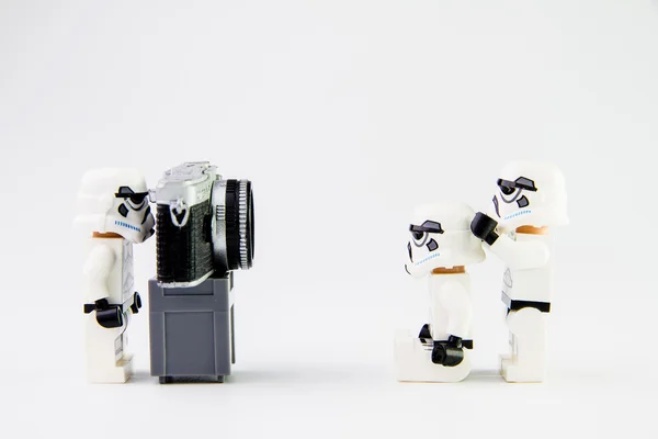 Lego star wars stormtrooper tirando uma foto — Fotografia de Stock