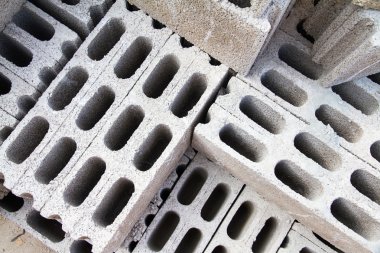 tuğla beton bina evler ve çitler için yapılmış.