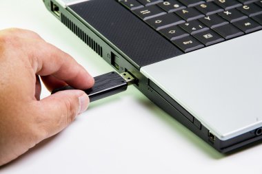 Dizüstü bilgisayar ve el ile Usb birden parlamak götürmek. seçici odak