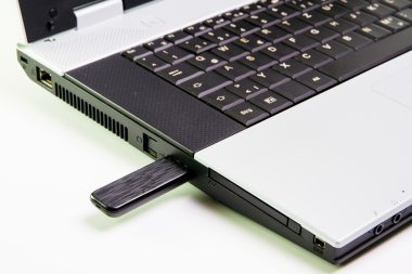 Dizüstü bilgisayar masanın üzerinde. USB flash sürücü sopa