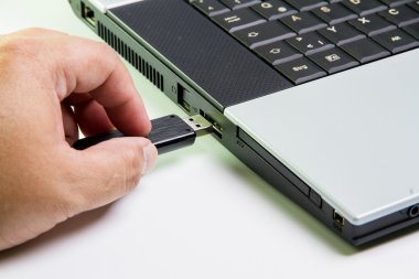 Dizüstü bilgisayar ve el ile Usb birden parlamak götürmek. seçici odak