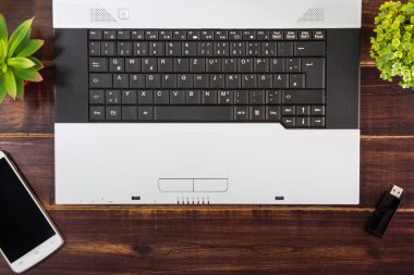 Dizüstü bilgisayarda masanın üstüne, Usb flash sürücü sopa, smartphone