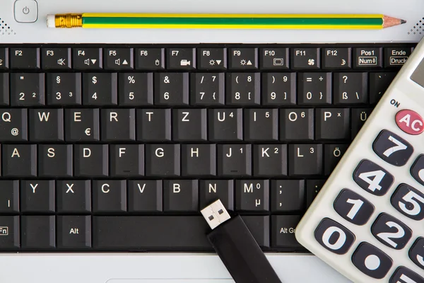 Computador notebook na escrivana.Calculadoras, pen drive USB , — Fotografia de Stock