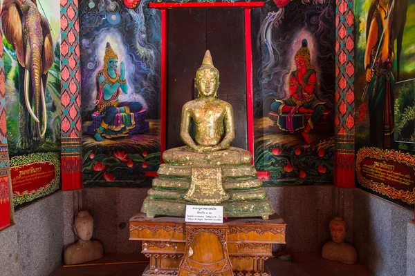 タイの寺院の中の黄金のタイ仏像 — ストック写真