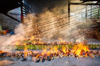 Ölü yakma tesisi bambu kavrulmuş pirinç yakar. yapışkan pirinç soa