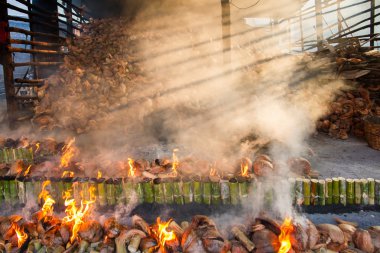Ölü yakma tesisi bambu kavrulmuş pirinç yakar. yapışkan pirinç soa