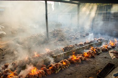 Ölü yakma tesisi bambu kavrulmuş pirinç yakar. yapışkan pirinç soa