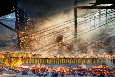 Ölü yakma tesisi bambu kavrulmuş pirinç yakar. yapışkan pirinç soa