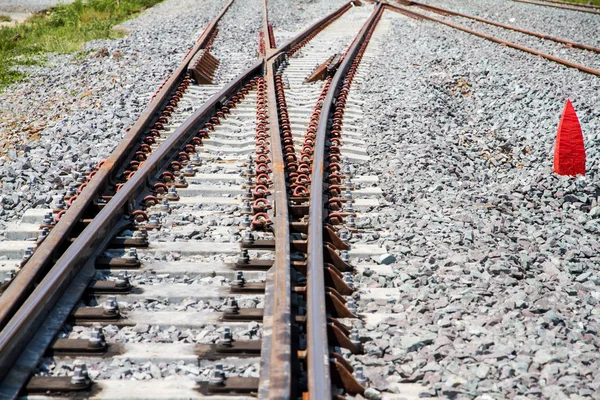 Spoorlijn track op grind embankment, met concrete spoorweg banden — Stockfoto