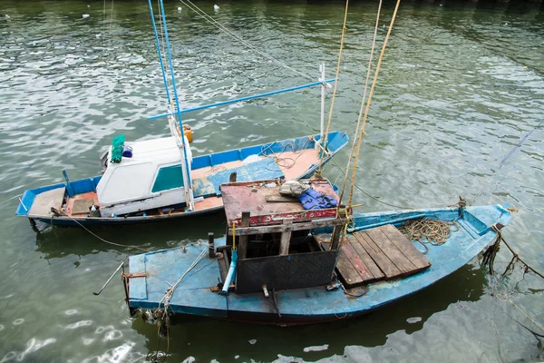 Petit bateau de pêche flottant à la jetée sur la mer — Photo