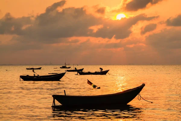 Barcos de pesca, pequeños barcos flotando en el mar al amanecer, Conce —  Fotos de Stock