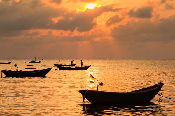 Barcos de pesca, pequeños barcos flotando en el mar al amanecer, Conce —  Fotos de Stock