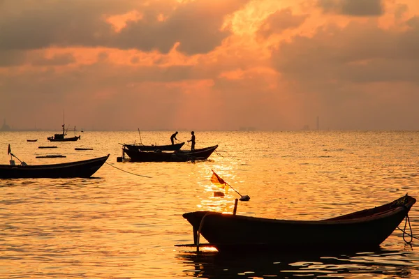 Рибальські човни, невеликі човни, які плавають у море на сході сонця, концепці — стокове фото