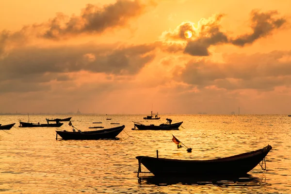 Рибальські човни, невеликі човни, які плавають у море на сході сонця, концепці — стокове фото