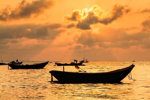 Barcos de pesca, pequeños barcos flotando en el mar al amanecer, Conce —  Fotos de Stock