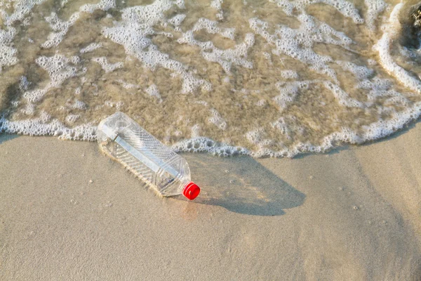 Bouteille en plastique de boisson d'eau sur la plage, Concept sur la plage — Photo