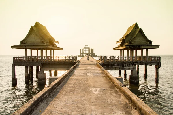 Puesta de sol en el puente en la atracción turística Templo Djittabhawan en Pa — Foto de Stock