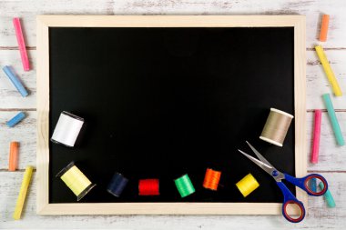 Ahşap masa üzerinde boş tahta ve dikiş iplikleri. Şablon moc