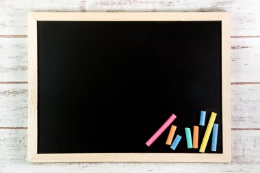 Ahşap masa üzerinde boş tahta ve renk tebeşir. Şablon sahte u