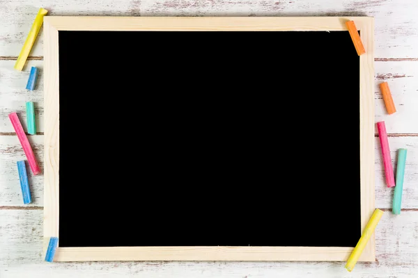 木制的桌子上的空白黑板。嘲笑你添加的模板 — 图库照片