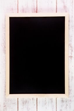 Boş yazı tahtası ahşap masa üzerinde. Şablon ekleme için sahte