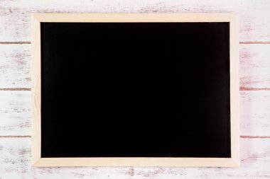 Boş yazı tahtası ahşap masa üzerinde. Şablon ekleme için sahte