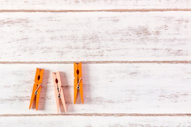 Ahşap masa üzerinde turuncu kıyafet peg.