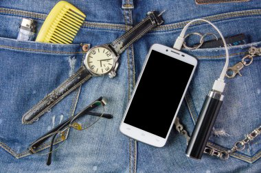 Akıllı telefon, gözlükler, taşınabilir pil ve izle kot bac
