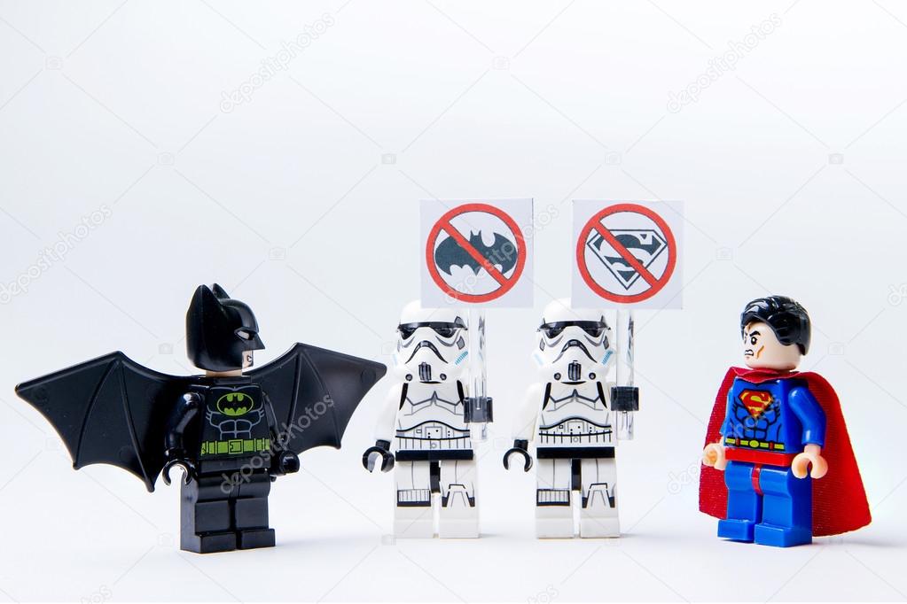 Nonthabure, Tayland - 22 Mayıs 2016 : Lego minifigure Batman Vs Superman ve...